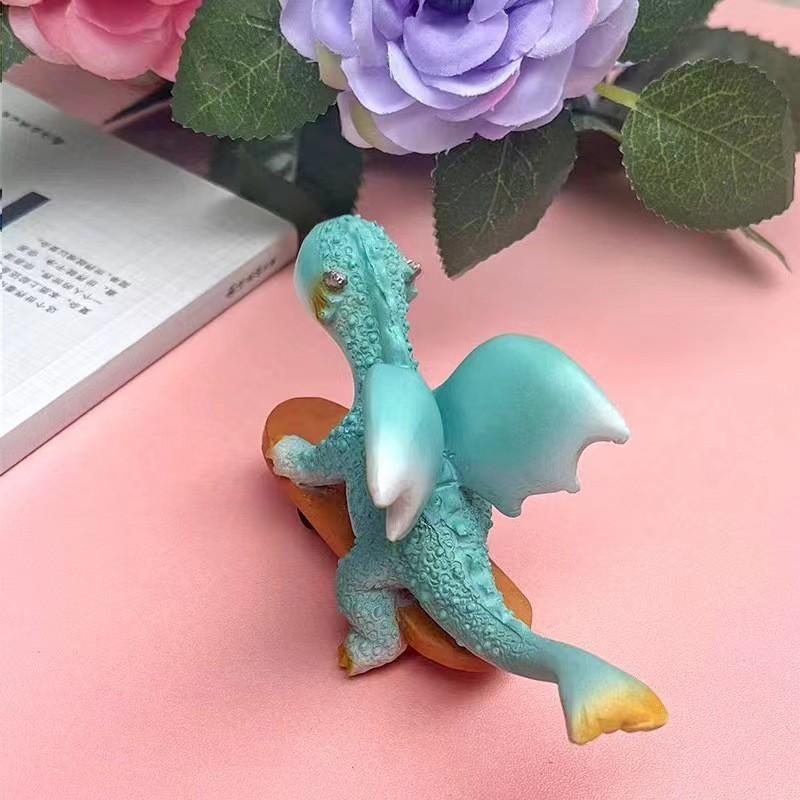 

Мультяшная Милая Игривая Фигурка Динозавра Яркий Скейтборд Смола Домашний Акцентный Элемент