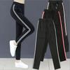 Damen Casual Schwarze Hose mit Seitenstreifen, Schlankmachend, Gerade geschnitten, Frühling-Sommer 2026, Auch in Übergrößen erhältlich