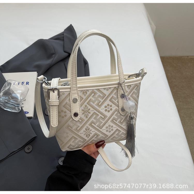 Niche design small bag women's 2025 new foreign style fashion portable bucket cloth bag women's commuter shoulder messenger bag