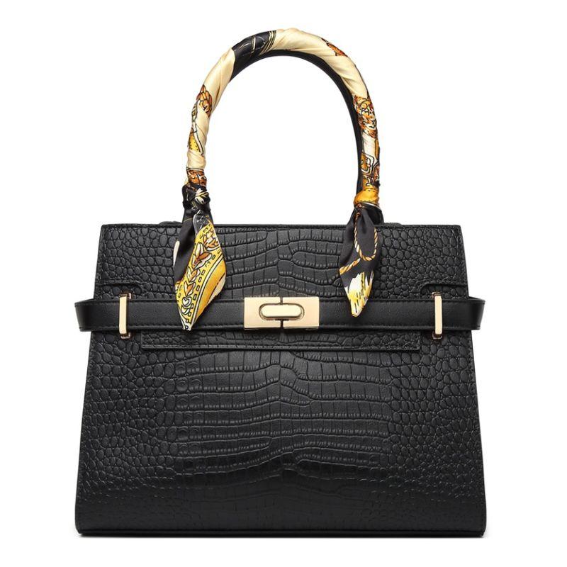 

Zhiqi to Give Mom Middle-Aged Wedding Shoulder Handbag Black (gift bag packaging)