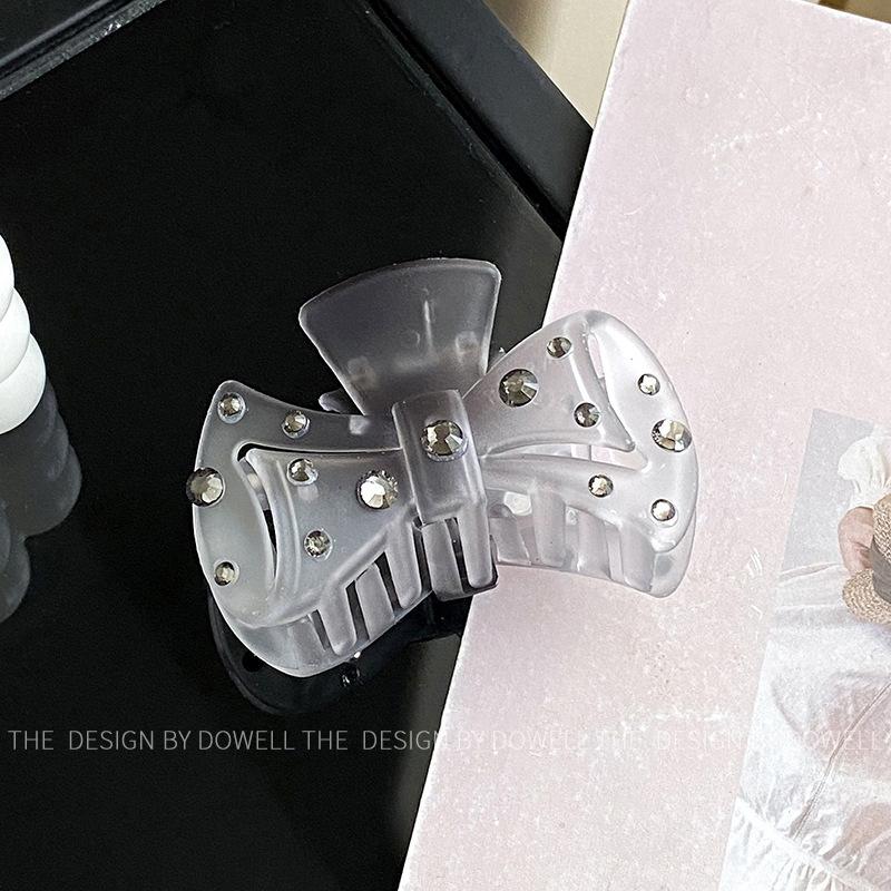 Beautifully Plastic Crafted Hair Claw Clips With Elegant Shapes And Vibrant Colors For Every Hairstyle Needs