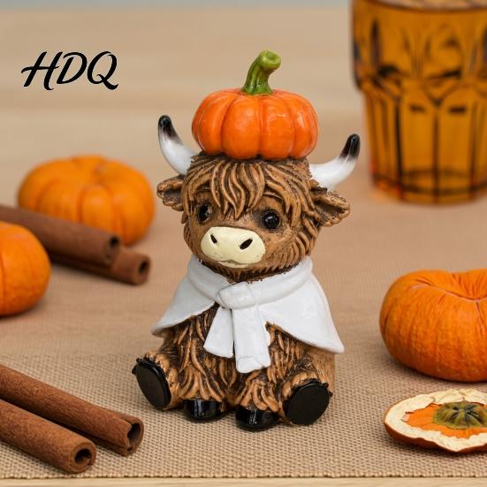 Herbst Heimdeko Niedliche Sitzende Hochlandkuh Kürbis Figur, Harz Statue Ornament Tierstatuen für Ernte Dekoration, Herbst mehrstöckiges Tablett Tischplatte