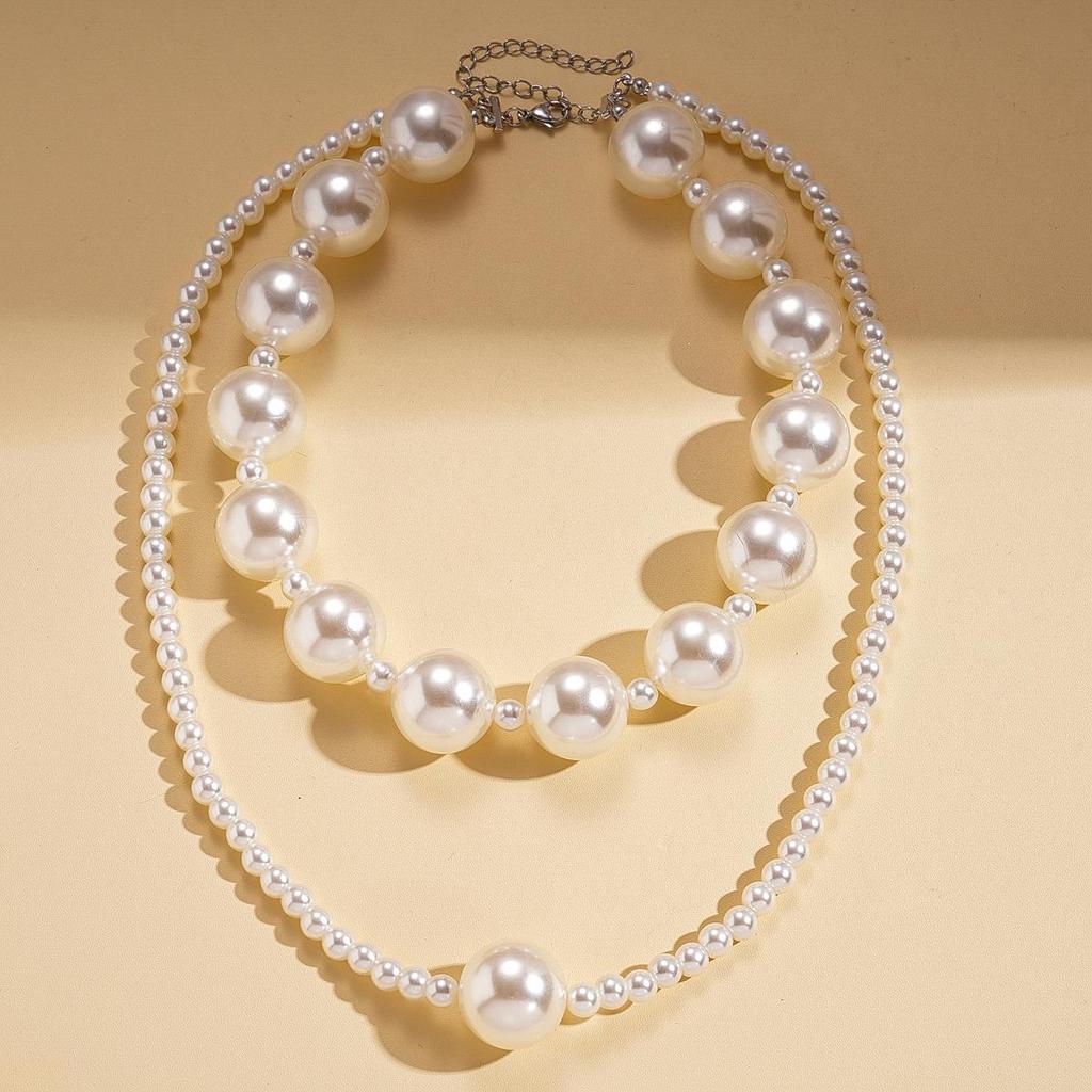 Geometric Round Flower Pearl Clavicle Necklace: Retro European & American Design