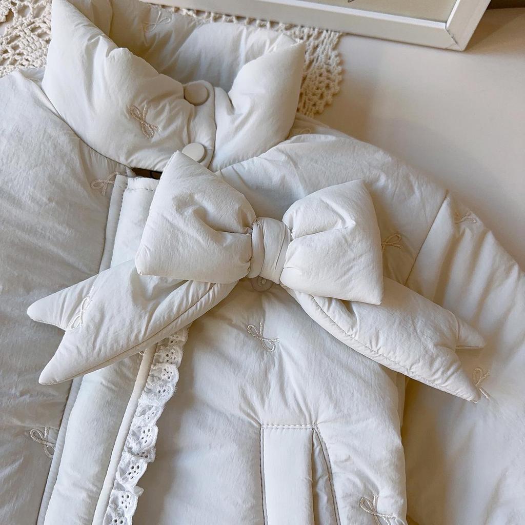 Wintermantel für Mädchen mit Schleife: Stilvolle, warme Baumwolljacke mit langen Ärmeln und Spitzenbesatz