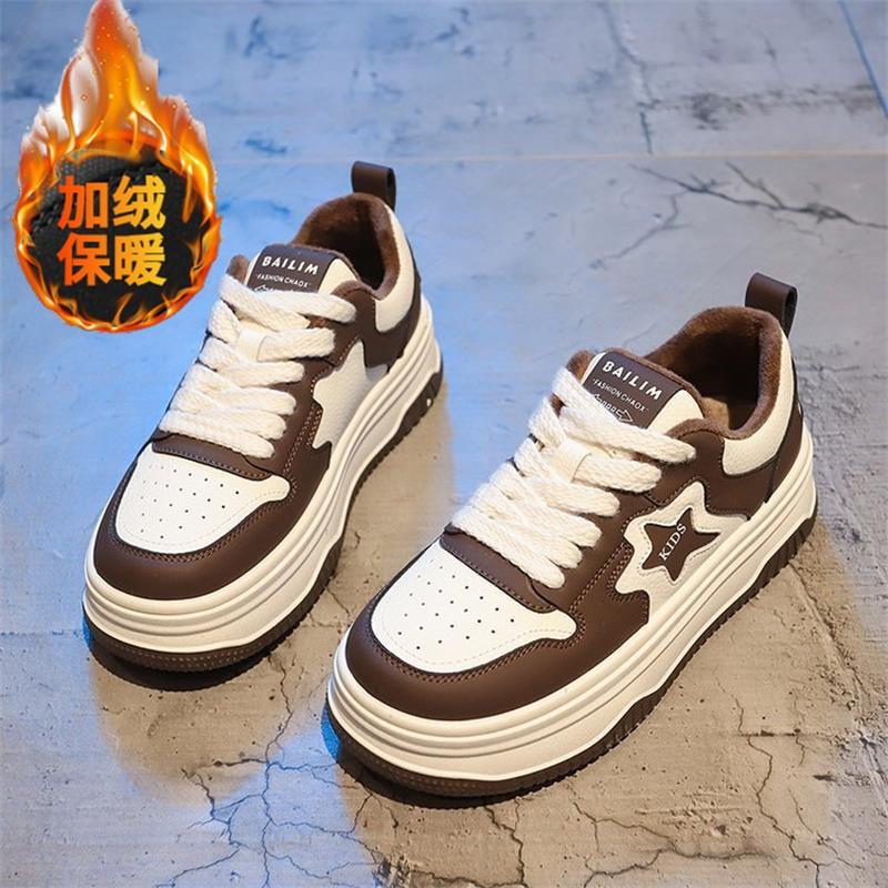 

Модные популярные маленькие белые туфли женские зимние 2024 новые универсальные модели звезд на толстой подошве студенческие повседневные бархатные туфли для доски 40