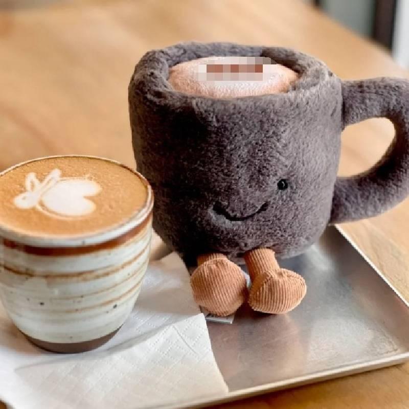 Rozkošná plyšová hračka panenka na mazlení v designu šálku kávy v šedé barvě pro dárek k Novému roku 2024