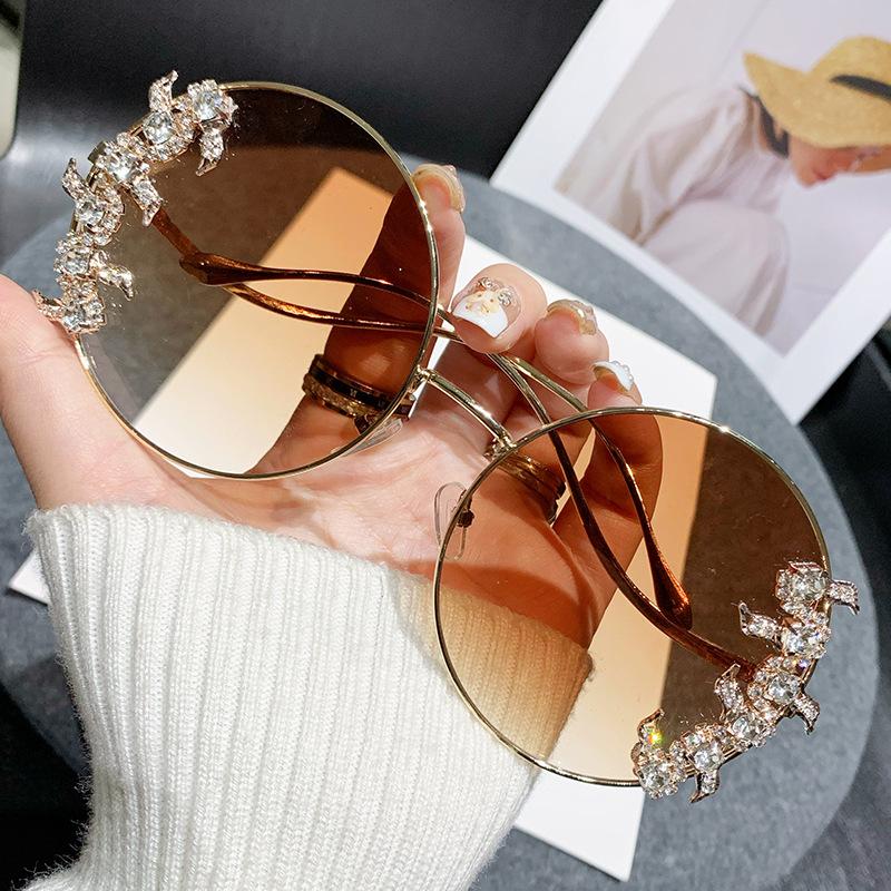 Fashionable Diamond Inlaid Round Frame Sunglasses Women Wave Design Sense Temple High-End Rimless Sunglasses 81066 коричневый