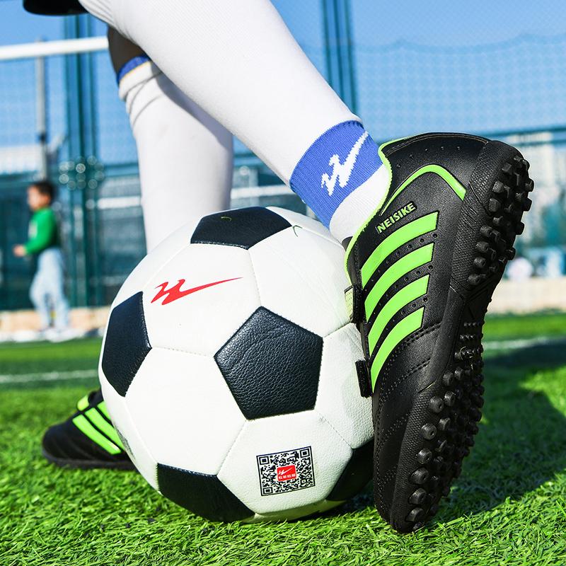 28-38 Stoßdämpfende, rutschfeste, verschleißfeste Klettverschluss-Kurznagel-Outdoor-Fußballschuhe, die Kinderschuhe trainieren