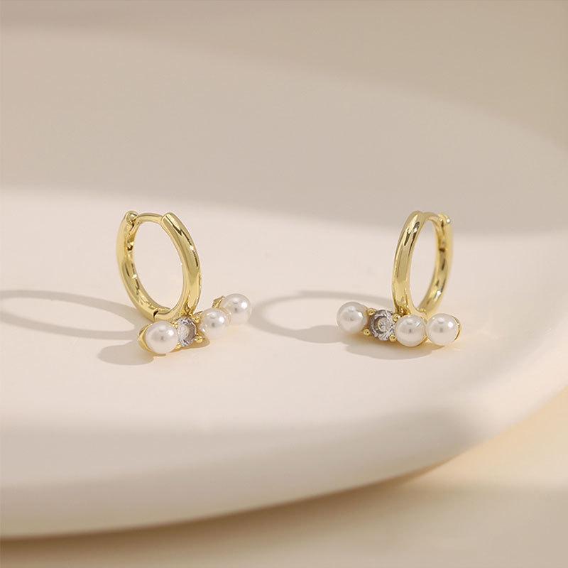 

Трендовые жемчужные каффы 2024: Элегантный и уникальный дизайн белый