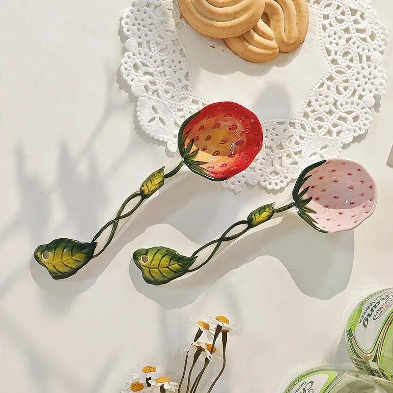 High Aesthetic Ceramic Strawberry Spoon Hand-painted Underglaze Color Mixing Spoon  Household Soup Spoon красный