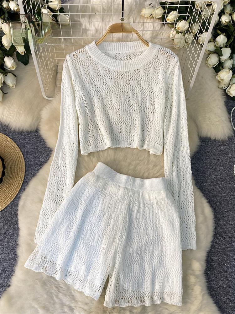 American Senior Simple Style Zweiteilige Sets O-Ausschnitt Hohles Oberteil Elastische Taille Passform Schicke schmale Shorts Damen Solide Strick-Freizeitanzüge