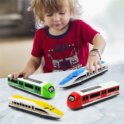 Sada 2 Mini natahovacích setrvačníkových vláčků pro děti Mobilní odlévaná vozidla Kreslená závodní auta Ideální dárek pro kluky