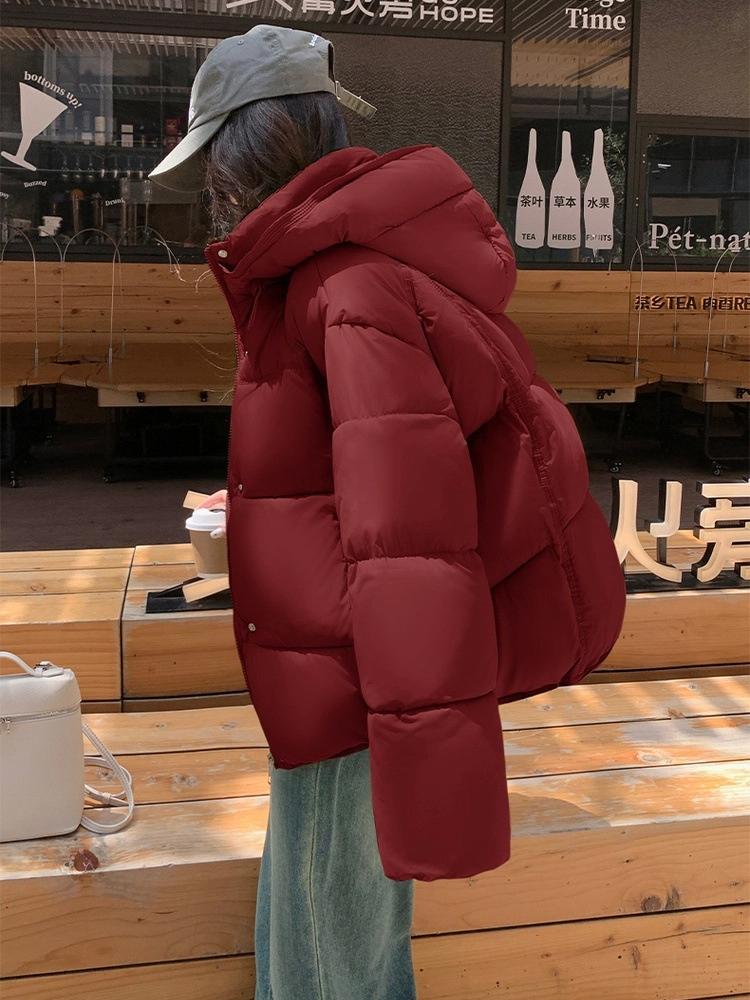 Dámská krátká větruodolná zateplená zimní bunda s kapucí a raglánovými rukávy