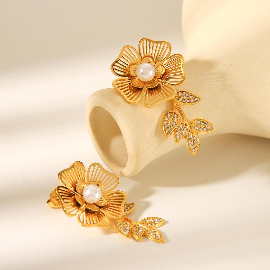 Women's Retro Flower and Pearl Dangle Earrings with Rhinestones