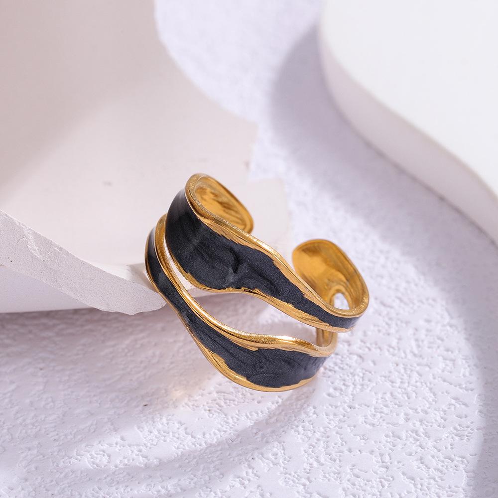 Anello in Acciaio Titanio Placcato Oro - Elegante Stile Ins da Donna con Sensazione di Alta Gamma e Design Semplice, Influenza Europea e Americana.