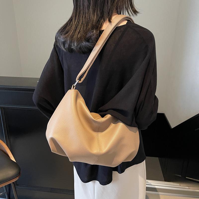 Korean version of solid color soft dumpling bag 2022 winter splicing pleated shoulder crossbody bag baguette underarm bag female
