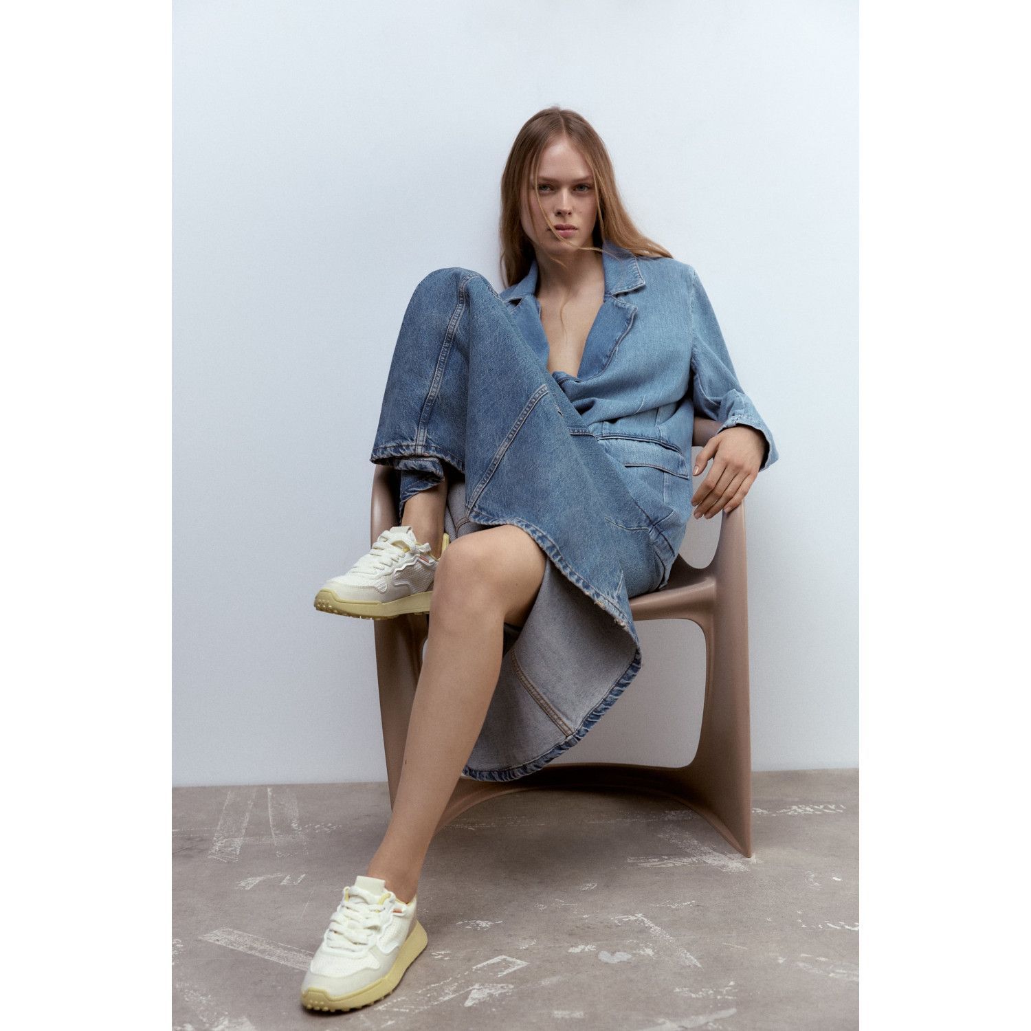 

CONTRAST RUNNING TRAINERS