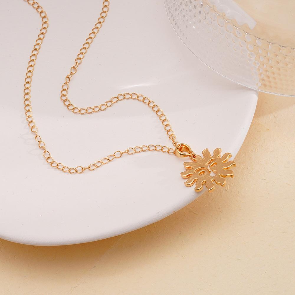 The Little Sun Pendant Necklace Features A Unique Clavicle Chain Design, Making It Suitable For Everyday Wear.