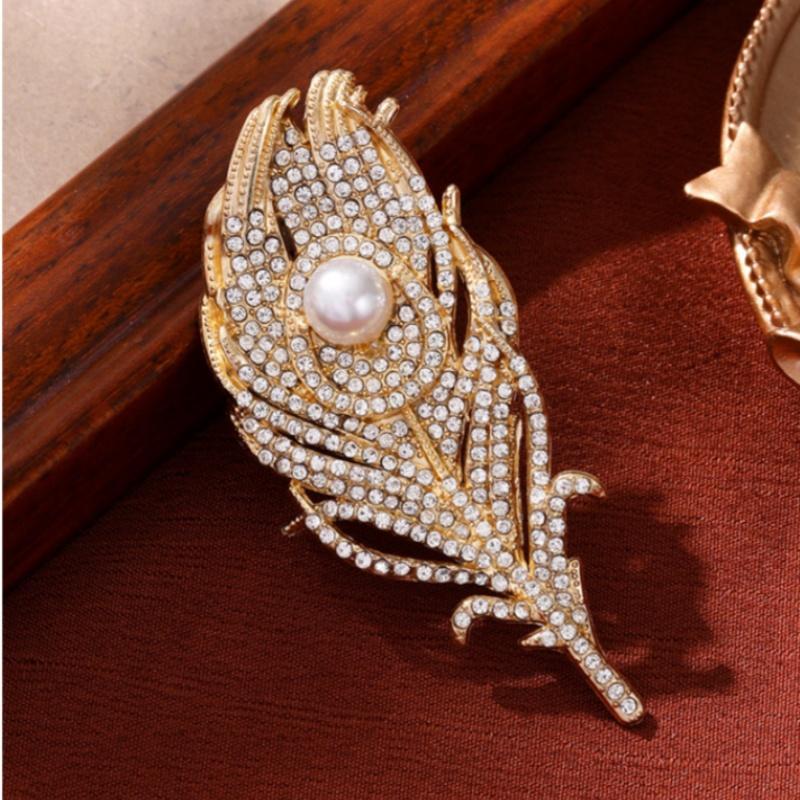 Luxury Crystal Peacock Feather Brooch Vintage Cheongsam Corsage Temperament Blazer Clothing Jewelry Accessories Wedding Badge