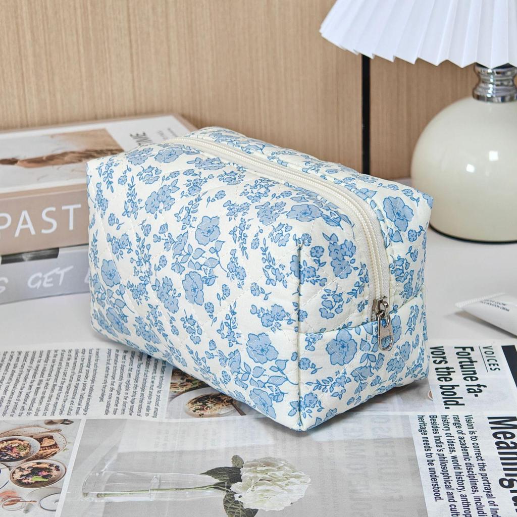 Large Capacity Little Bear Print Makeup Bag – Portable Girlish Polyester Toiletry Storage