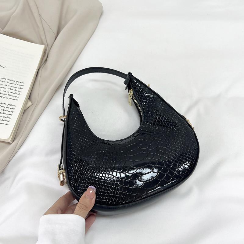 Stylish Crescent Shaped Shoulder Bag Trendy 2023 Summer Fashion Medium Size