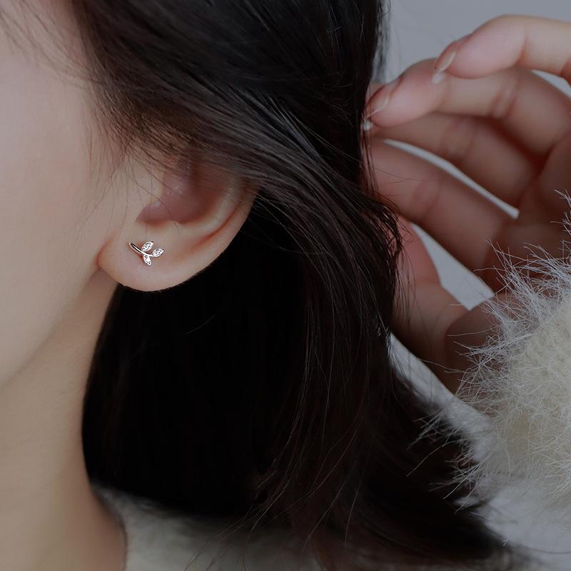 Cercei cu frunze de diamant de lux ușor la modă 2024 pentru femei - Design elegant și unic