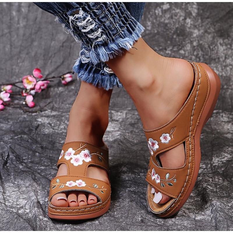 

Women’s Hollow Embroidered Platform Sandals, Thick Sole, Summer Beach Slip-Ons, Wide Size 43 світло-коричневого кольору