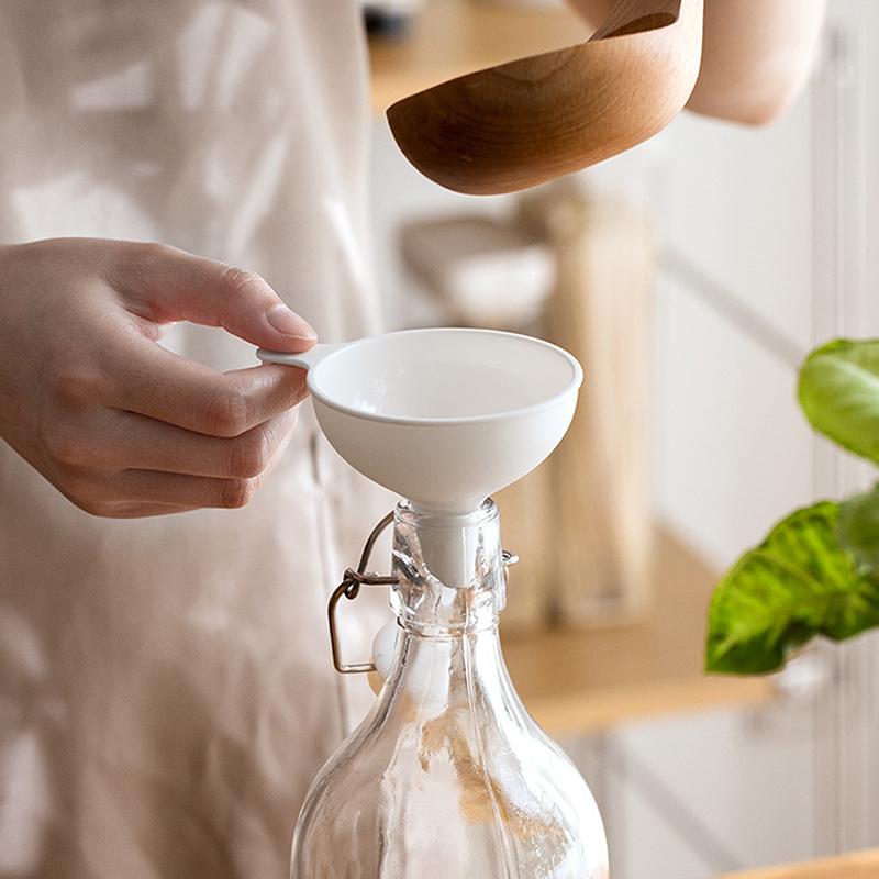 

Plastic Long Handle Large Funnel Household Kitchen Wine Pot Oil Leakage Sorting