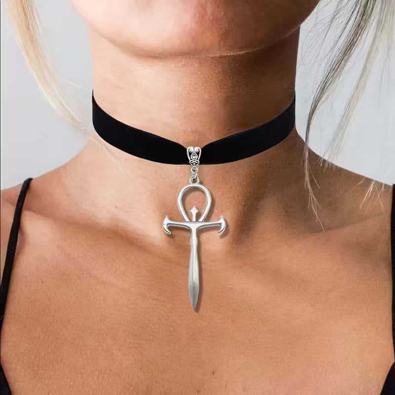 Collana Choker Vampiro Gotico in Velluto Nero con Ciondolo Ankh Spada Croce Colore Argento per Uomini Donne Halloween Gioielli Stregoneria
