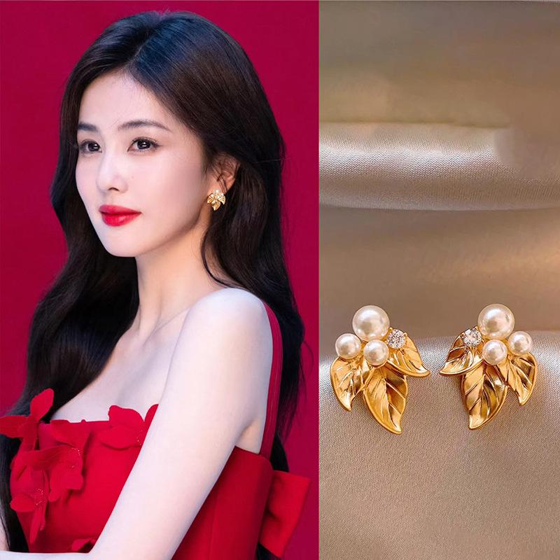 Silver Needle Pearl Leaf Stud Earrings - Elegant, Fashionable, Light Luxury, and Versatile Design for Women.