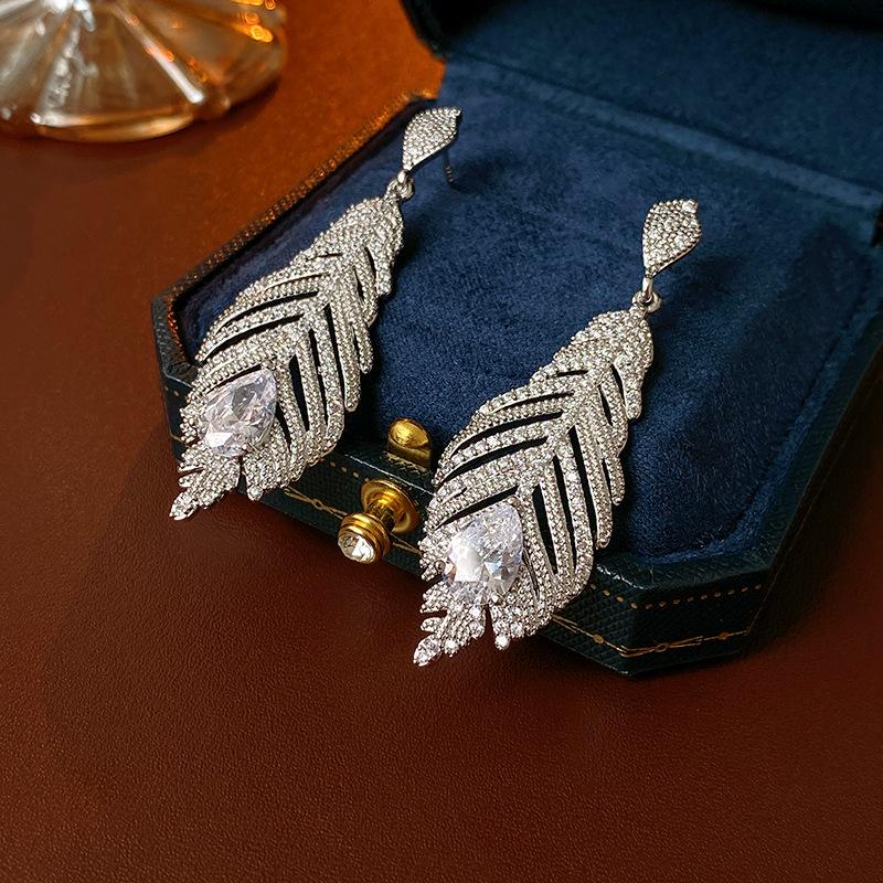 

Серьги-пусеты с подвеской в виде капли бриллианта Серебряная игла - Винтажный роскошный дизайн