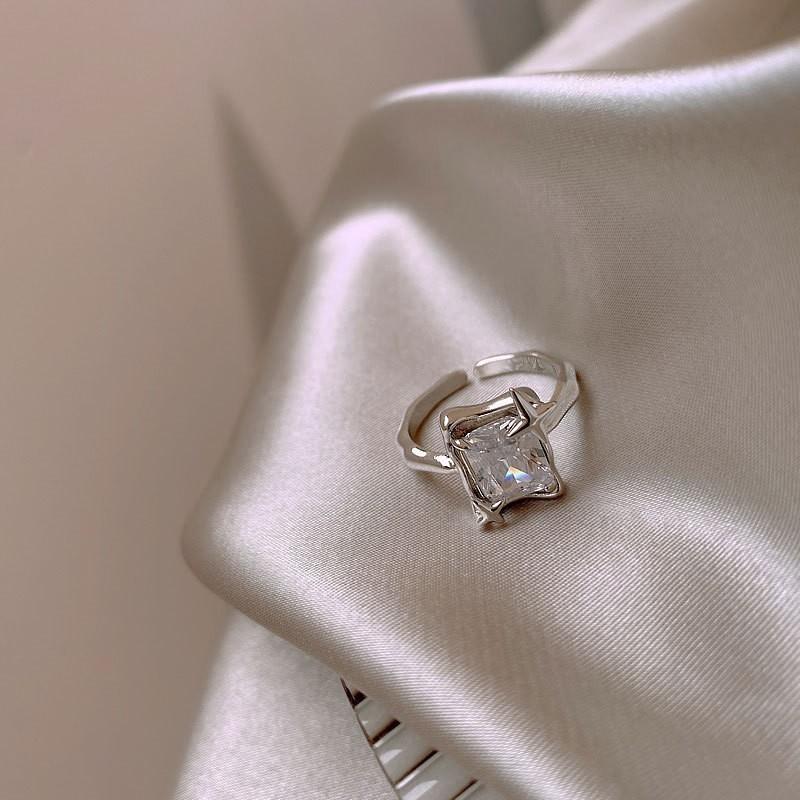 Silver 925 Trendsetting Adjustable Ring For Women Featuring Beautiful Pearl And Stylish Geometric Design
