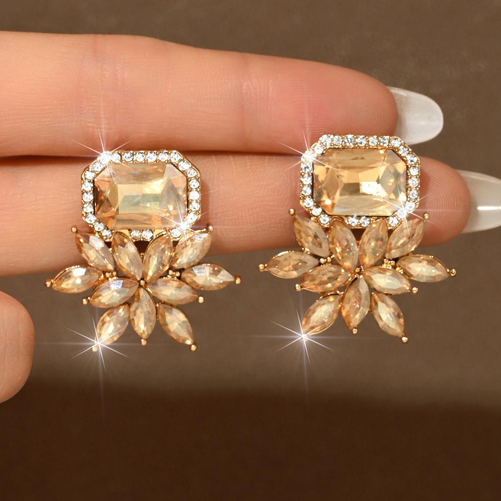 New European and American earrings with high-end and fashionable square rhinestone earrings design, light luxury earrings for wo