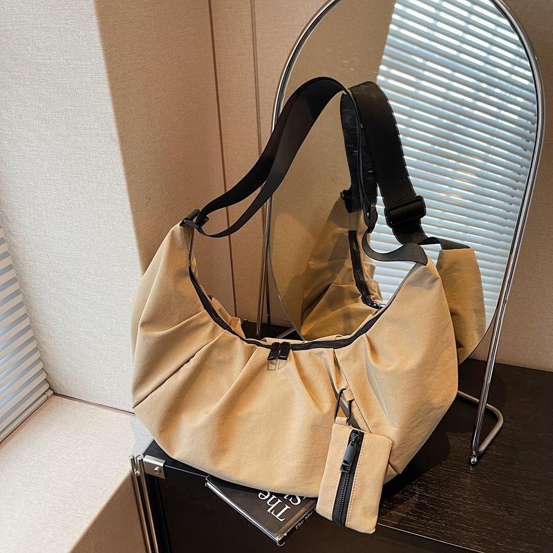 Large-capacity bag women's new autumn and winter leisure niche design single shoulder messenger bag dumpling bag
