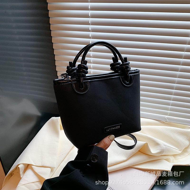 

Korean version of portable bucket bag women s 2025 autumn and winter new versatile shoulder tote bag premium commuter messenger bag чорний