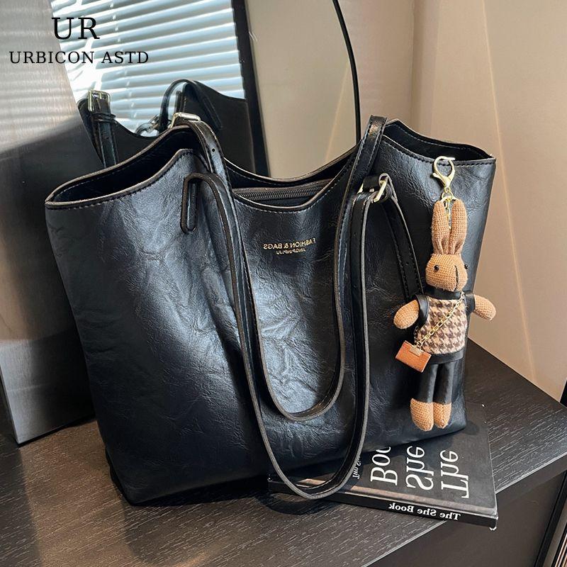 

Fancy Large Capacity Bag Women s 2025 New Arrival Accessible Luxury Special-Interest Design Shoulder Bag Super Hot Commuter Tote Black with pendant [main picture]]