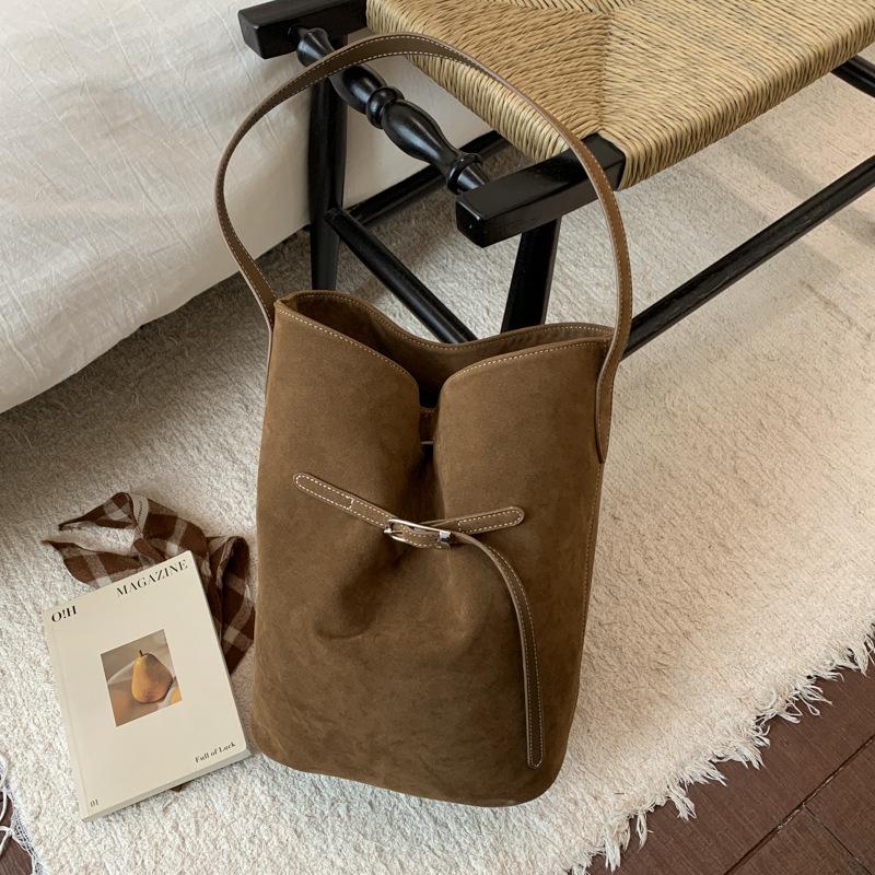 

Нишевая ретро повседневная простая сумка женская 2025 осень новая большая вместимость высокая ценность модная портативная сумка-ведро коричневый