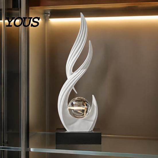 Statua Artigianale Elegante Scultura Decorativa Astratta con Sfera di Cristallo Trasparente, Moderna Curva Fluida Decorazione da Tavolo Lusso per Casa per Ufficio