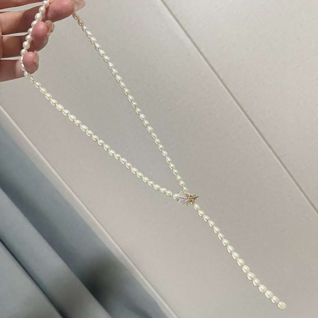 Natural Shell Inlaid Feather Buckle Fashionable Sweater Chain 5-8MM Natural Freshwater Rice Pearl Necklace 58cm Long Necklace 58cm