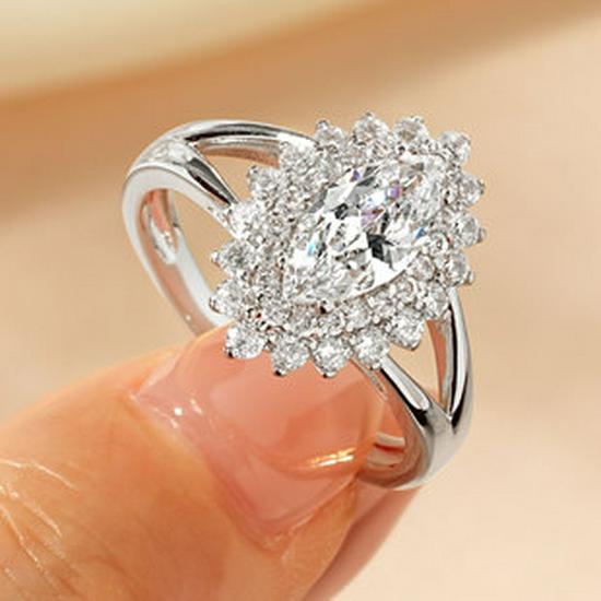 Women's Light Luxury Round Diamond Zircon Ring – Elegant Micro-Pave Fashion Accessory