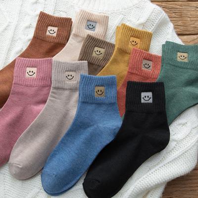 Damen Frühling und Sommer Einfache Stickerei Lachendes Gesicht Alle Eingebaut im Schlauch Baumwollsocken