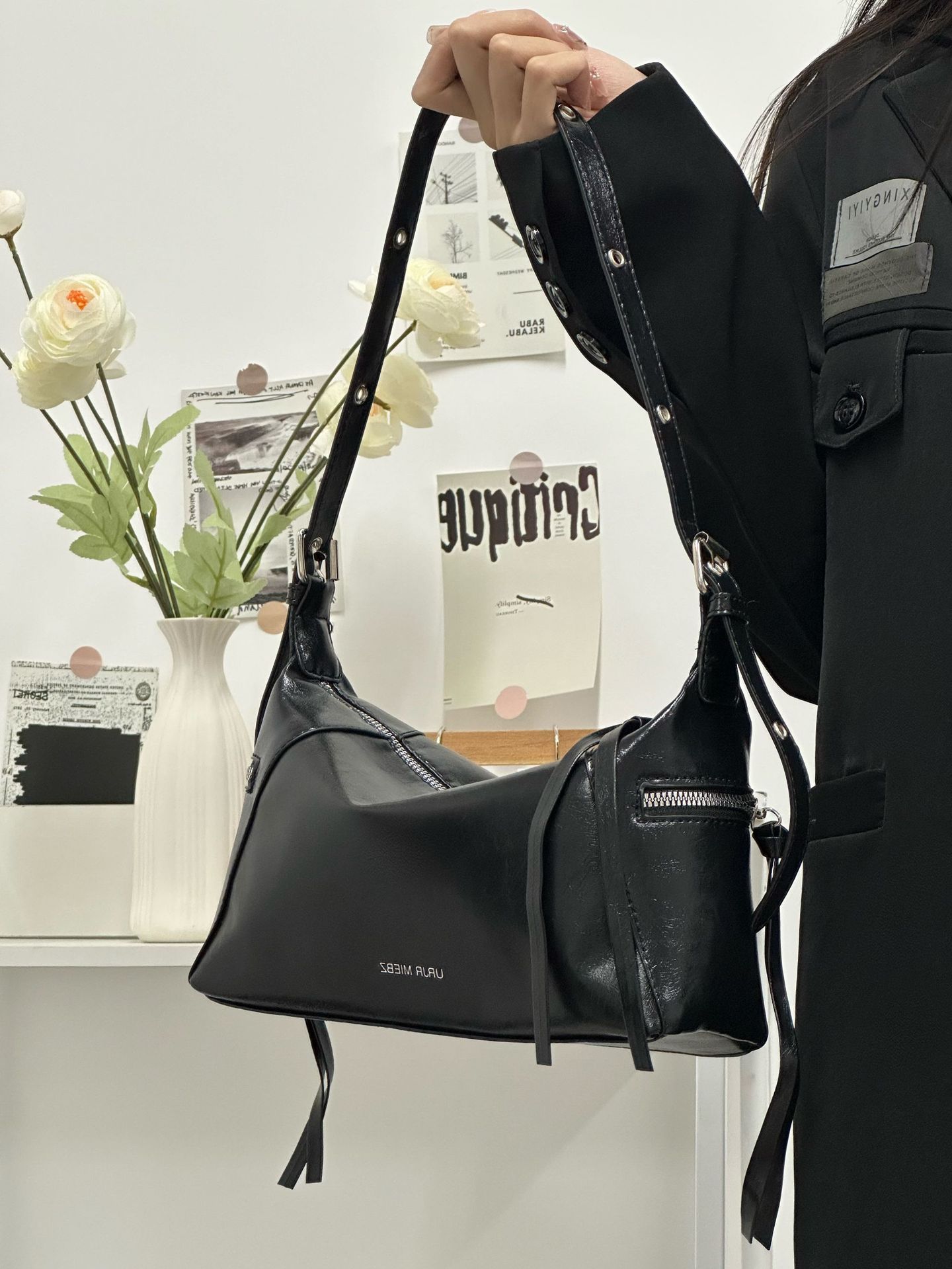 

Premium single shoulder Spice Girl Hundred niche messenger bag satchel autumn and winter 2025 bag new underarm feeling locomotive design чёрный