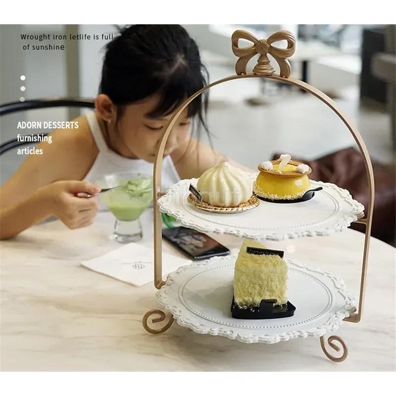 Weißer Desserttisch-Ausstellungsständer Hochzeitsdekoration Nachmittagstee Doppelschichtiger Tortenständer Goldfarbener Gebäckdekorationsteller 3-schichtig