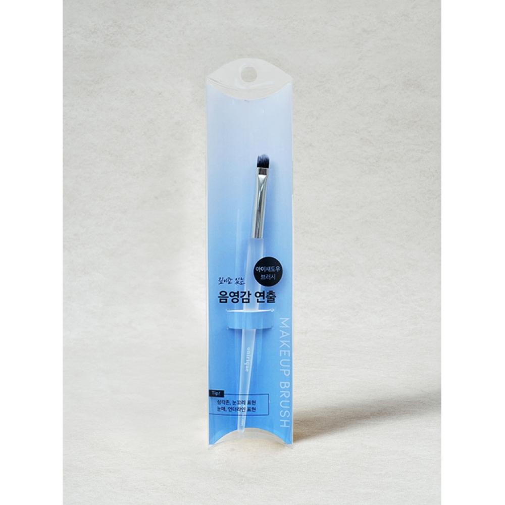 Daiso Clear Triangular Eyeshadow Brush