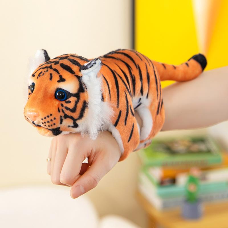 

Тигровые штаны Кольцо Браслет Плюшевая игрушка Подарок для езды Женская рука Декоративная кукла 20cm