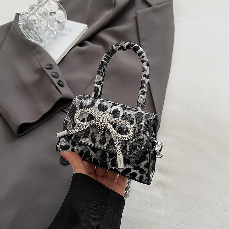 

2025 new temperament fashion design single shoulder crossbody foreign style solid color lace-up bag cover portable texture crossbody bag bag