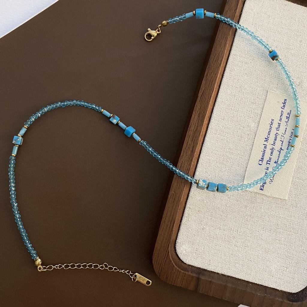 Handgefertigte Perlen-Titanstahl-Schlüsselbein-Kette mit Erdbeerquarz-Anhänger - Leichter Luxus-Stil, Anlaufgeschützt.
