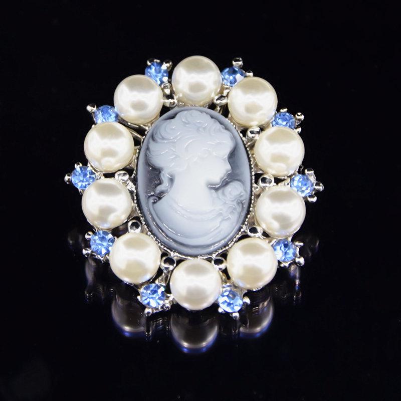 Stylish European & American Vintage Cameo Queen Brooch: Elegant Woman Head Lapel Pin Accessory