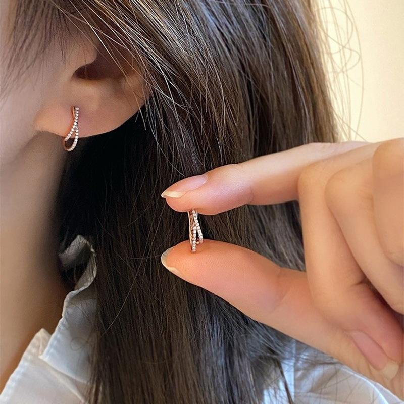 Simple and compact earrings for commuting, fashionable lines and slightly inlaid zircon earrings, popular and exquisite daily models