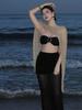 Bikini Set Nero Senza Spalline di Alta Gamma con Sciarpa Dorata e Fondo Stile Gonna